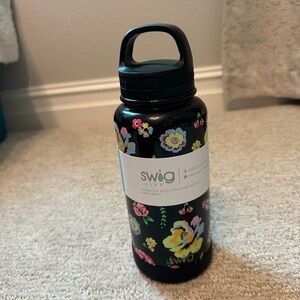 NWT Swig insulated canteen